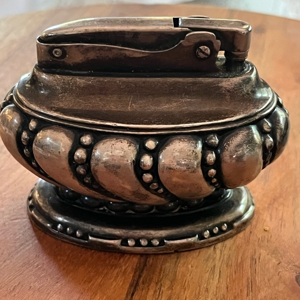 Vintage table lighter by Ronson  crown